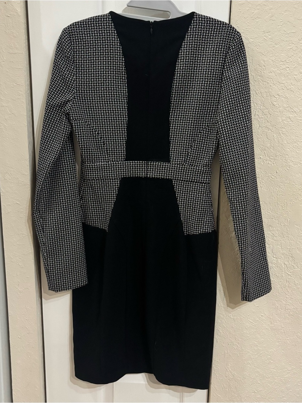Diane von Furstenburg Black & White Patterned V-Neck Sheath Dress - Picture 4 of 6